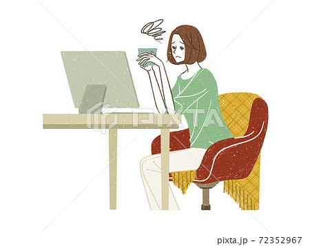 パソコンを使っている女性 72352967
