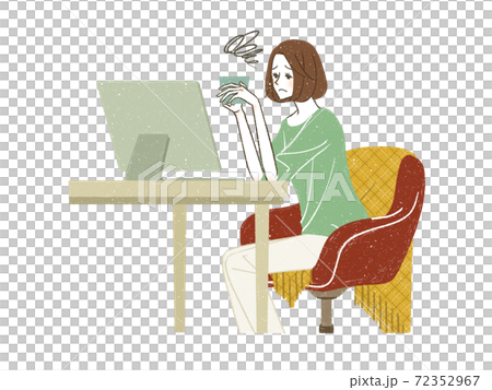 パソコンを使っている女性 72352967