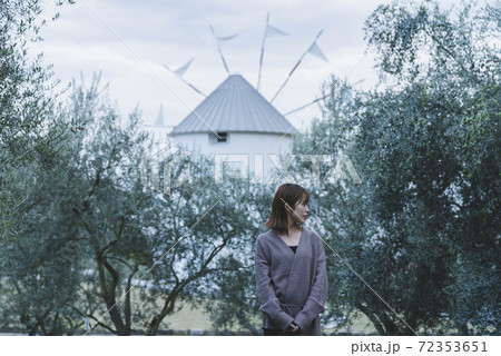 オリーブ公園の女性 72353651
