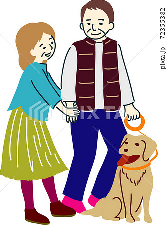 犬の散歩をしている中年の夫婦 72355382