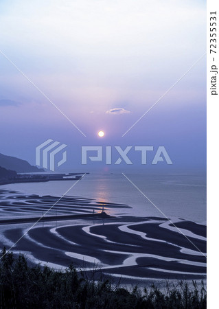有明海に沈む夕日に照らされる御輿海岸の風景 72355531