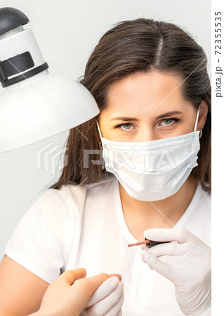 Manicure master with protective mask 72355535