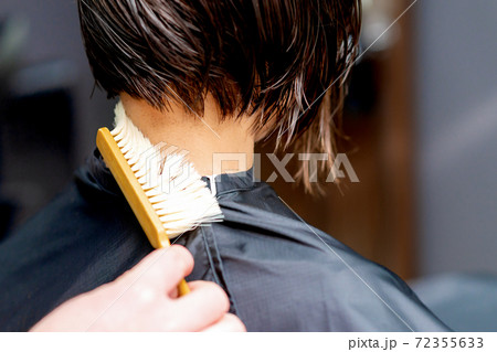 Cleaning neck from hair. Cleaning neck from hair. 72355633