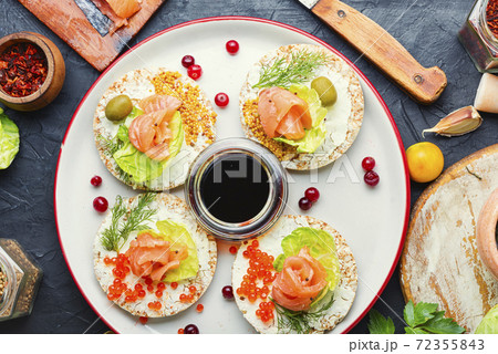 Smoked salmon toast 72355843