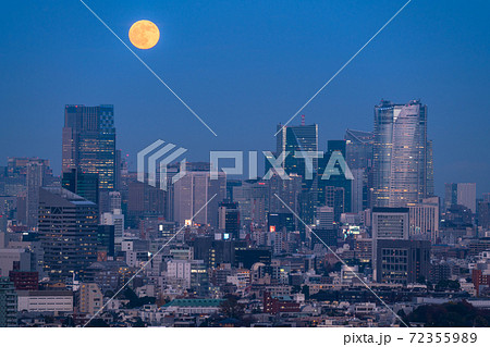 《東京都》東京都市夜景・満月の夜 72355989