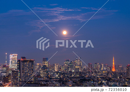 《東京都》東京都市夜景・満月の夜 72356010