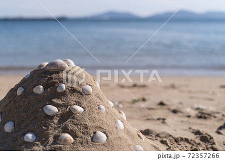 砂浜で山を作って遊ぶの写真素材 72357266 Pixta