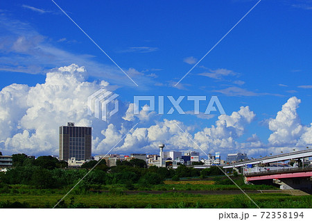 多摩川から望む立川駅方面の風景と入道雲 多摩川から望む立川駅方面の風景と入道雲 72358194