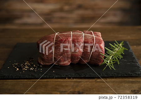 焼く前の生の牛ローストビーフ用塊肉 72358319