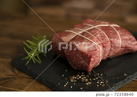 焼く前の生の牛ローストビーフ用塊肉 焼く前の生の牛ローストビーフ用塊肉 72358640