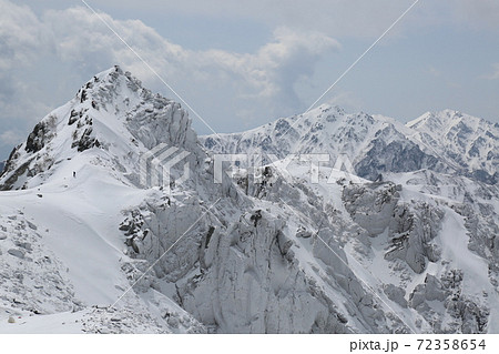〔長野県・4月〕木曽駒ヶ岳山頂からの眺め 宝剣岳(最左)に挑む登山者たち 〔長野県・4月〕木曽駒ヶ岳山頂からの眺め 宝剣岳(最左)に挑む登山者たち 72358654
