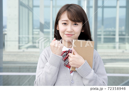 自信をもって試験に挑む女子高生 72358946