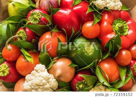 Vegetable bouquet of cauliflower, radish, onion, tomato, garlic and pepper 72359152