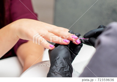 Manicurist paints nails. Manicurist paints nails. 72359636