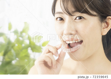 片手でマウスピースを持つ女性 片手でマウスピースを持つ女性 72359645