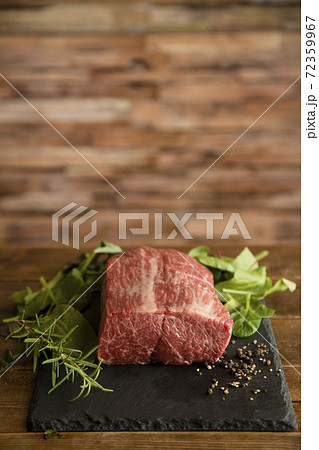 焼く前の生の牛ローストビーフ用塊肉 72359967