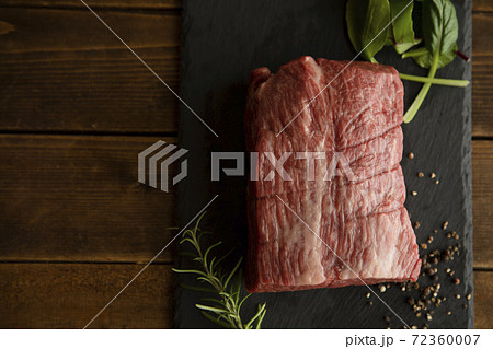 焼く前の生の牛ローストビーフ用塊肉 72360007