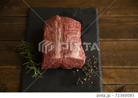 焼く前の生の牛ローストビーフ用塊肉 焼く前の生の牛ローストビーフ用塊肉 72360085