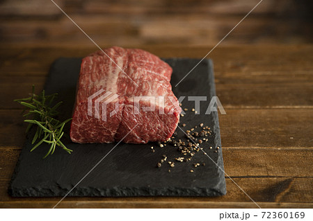 焼く前の生の牛ローストビーフ用塊肉 焼く前の生の牛ローストビーフ用塊肉 72360169