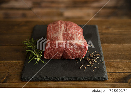 焼く前の生の牛ローストビーフ用塊肉 焼く前の生の牛ローストビーフ用塊肉 72360174