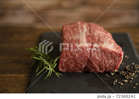 焼く前の生の牛ローストビーフ用塊肉 焼く前の生の牛ローストビーフ用塊肉 72360241