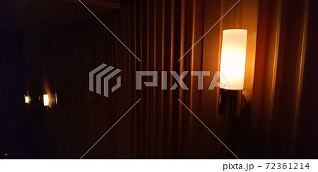 壁にかけられた電灯 72361214