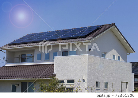 エコ住宅と青空と太陽 エコ住宅と青空と太陽 72361506