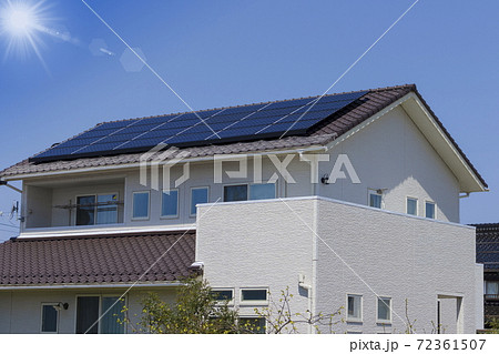 エコ住宅と青空と太陽 エコ住宅と青空と太陽 72361507