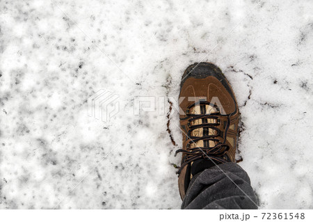 人気 雪 の 上 を 歩く 靴