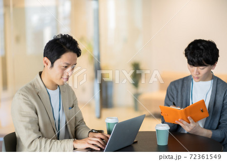 ビジネスカジュアルで働く若いビジネスマン 72361549