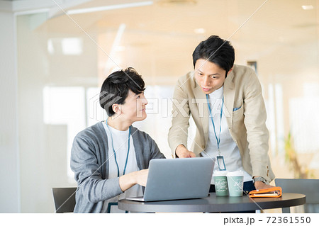 ビジネスカジュアルで働く若いビジネスマン 72361550
