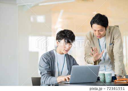 ビジネスカジュアルで働く若いビジネスマン 72361551