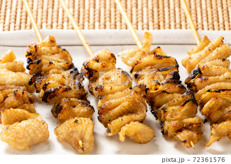 焼き鳥、皮塩串(鶏皮の塩焼き)。 72361576