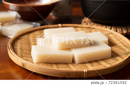 竹ザルに盛られた角餅　ちゃぶ台の四角い餅　東の角餅　内装袋　切り餅 72361592