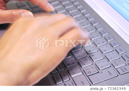 ノートパソコンをタイピングする女性 72362349