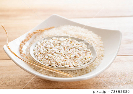 押し麦と米 72362886