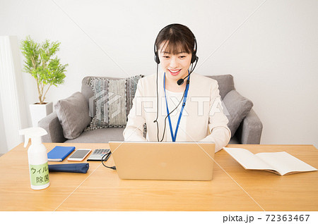 オンラインで仕事中のオペレータ女性 オンラインで仕事中のオペレータ女性 72363467
