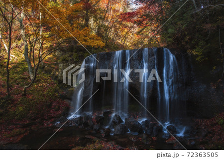 秋の達沢不動滝 72363505