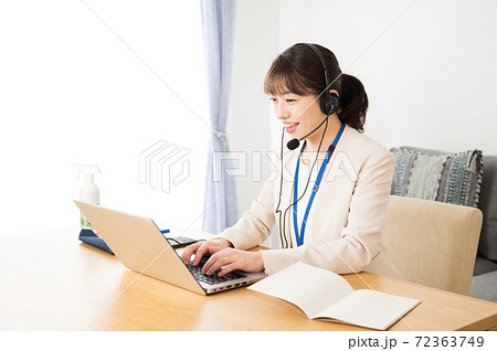 オンラインで仕事中のオペレータ女性 72363749