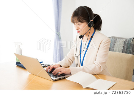 オンラインで仕事中のオペレータ女性 72363750