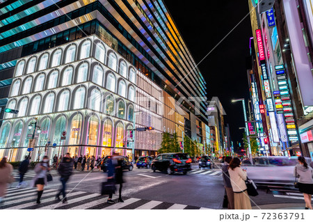 東京　夜の銀座五丁目交差点 72363791