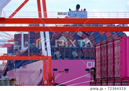 航海中に荒天によって荷崩れを起こして神戸港に寄港した大型貨物船 72364329