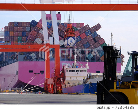 航海中に荒天によって荷崩れを起こして神戸港に寄港した大型貨物船 72364338