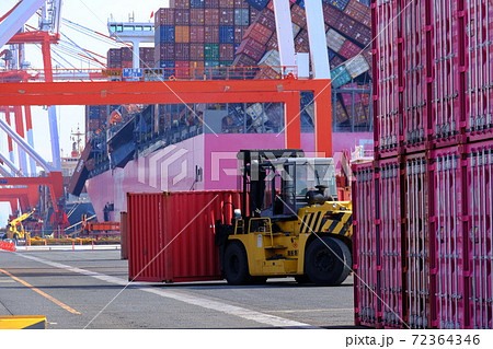 航海中に荒天によって荷崩れを起こして神戸港に寄港した大型貨物船 72364346