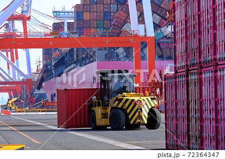 航海中に荒天によって荷崩れを起こして神戸港に寄港した大型貨物船の写真素材