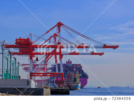 航海中に荒天によって荷崩れを起こして神戸港に寄港した大型貨物船 72364359