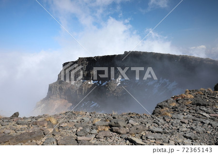 八ヶ岳の硫黄岳の爆裂火口 72365143