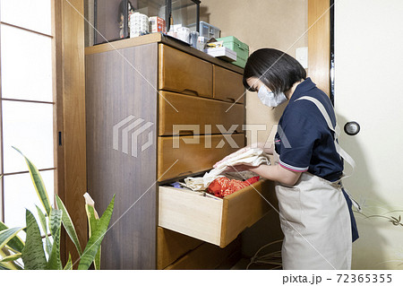 タンスの整理をする女性作業員 タンスの整理をする女性作業員 72365355