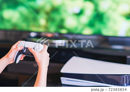 ゲーム　コントローラで遊ぶティーンエイジャー　【eスポーツ】 72365654