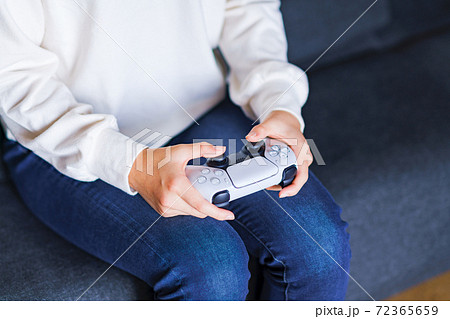 ゲーム　コントローラで遊ぶティーンエイジャー　【eスポーツ】 72365659